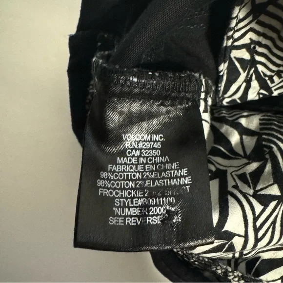 Volcom Low Rise Short Shorts - Picture 7 of 8